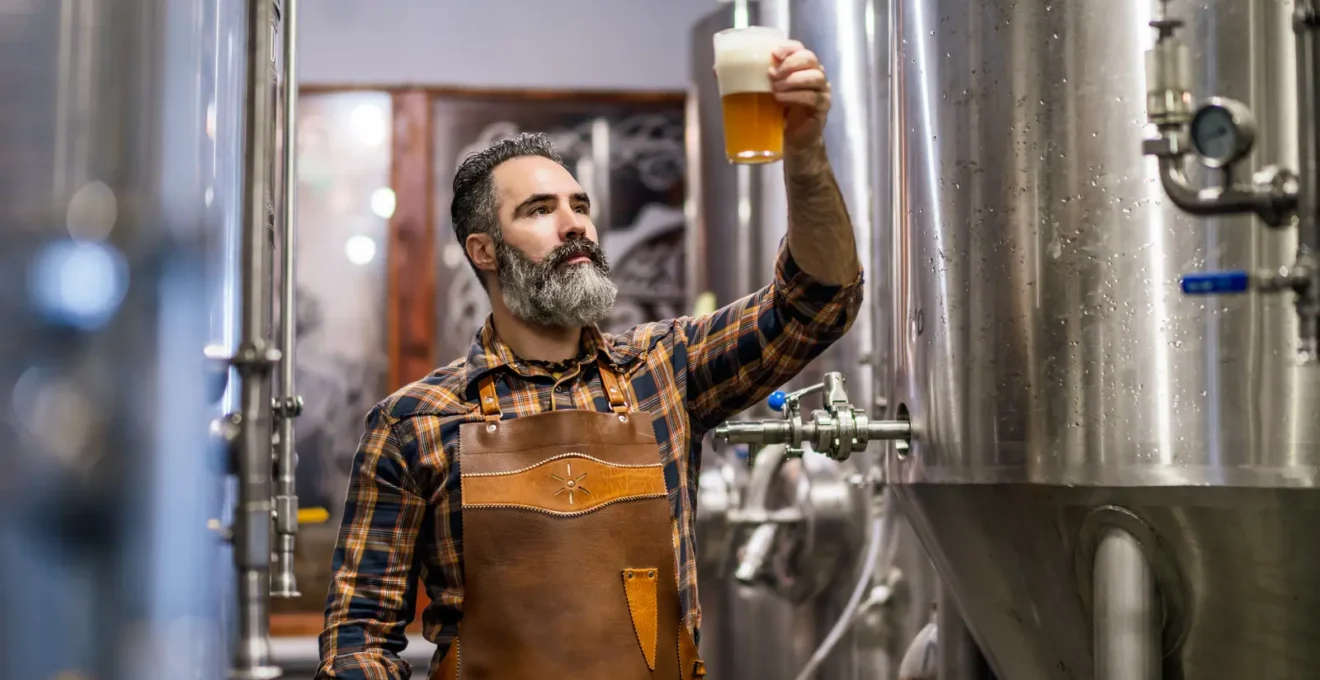 Le gérant d'une brasserie vérifie le niveau de sa citerne de propane depuis l'intérieur de sa salle de brassage.